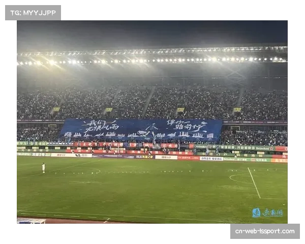 特写：洛里昂老队长在球队战平后，向主场球迷看台久久致意